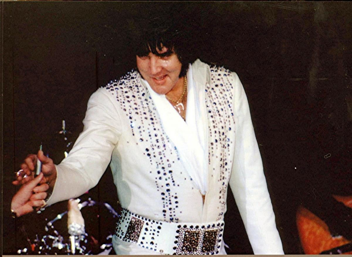 Elvis-TheKingsCourt > ELVIS' 1977 